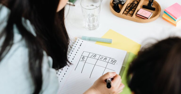 Mulher pesquisadora verificando checklist em caderno em mesa de trabalho limpa