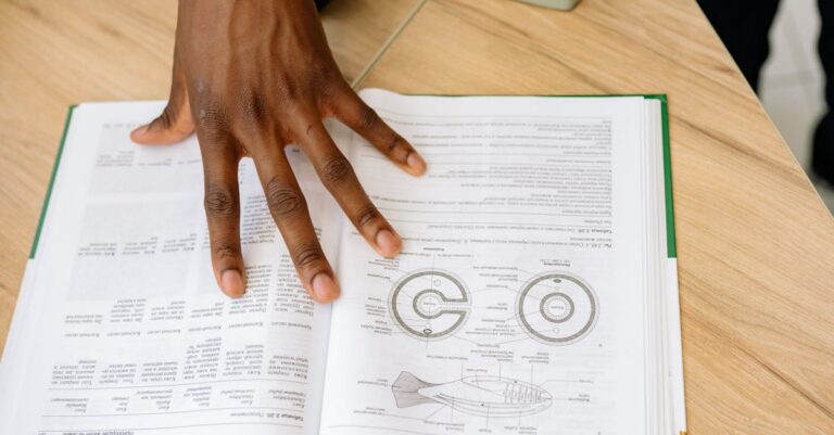 Gráfico minimalista mostrando crescimento de h-index com ícones de publicações acadêmicas