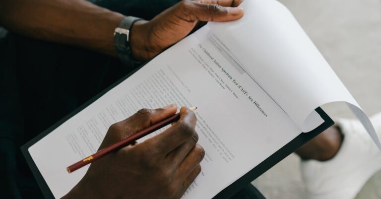 Pesquisador examinando questionário e dados em ambiente de escritório claro