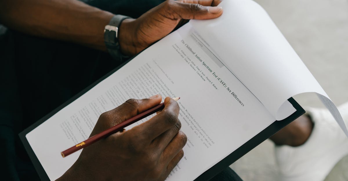 Pesquisador acadêmico analisando questionário em ambiente limpo com laptop e notas focadas