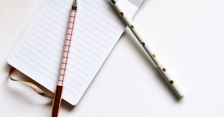 Mulher pesquisadora estruturando título acadêmico em caderno com detalhes minimalistas