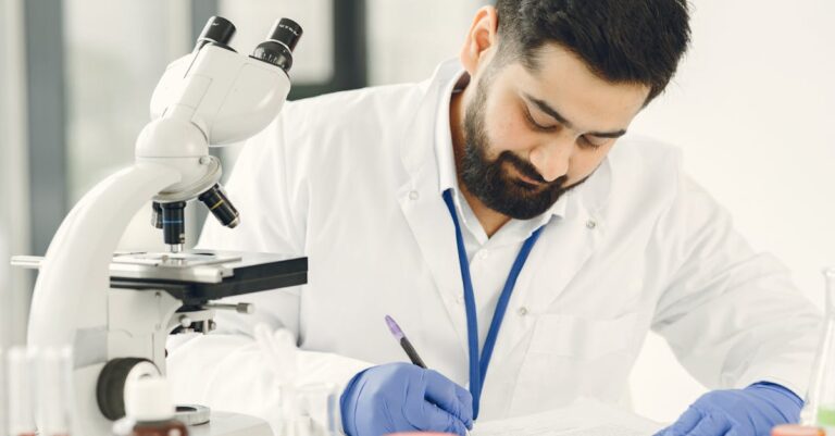 Pesquisador ajustando notas de entrevista piloto em ambiente de estudo sereno com fundo neutro