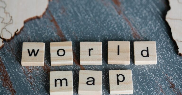 Pesquisador criando mapa conceitual agrupando códigos em temas potenciais no quadro