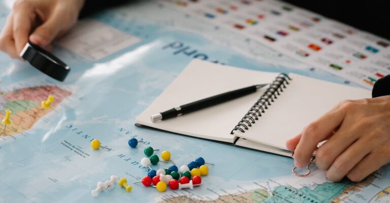 Pesquisador mapeando anotações chave em caderno aberto sobre mesa limpa com luz natural.