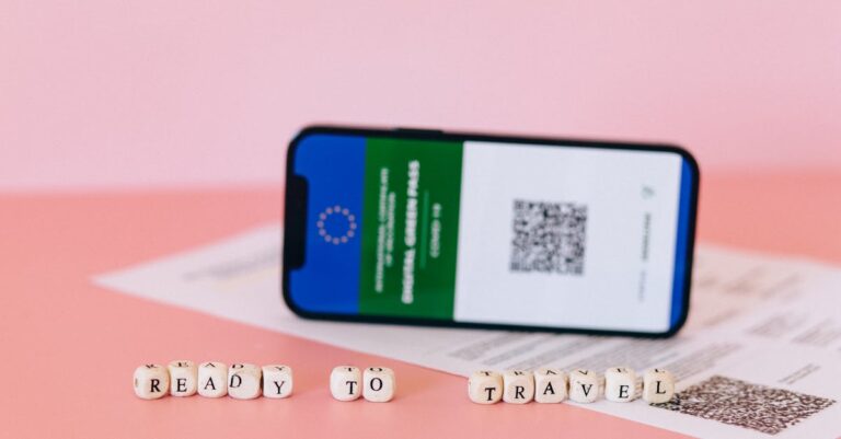 Cientista verificando relatório de originalidade na tela do computador com foco sério