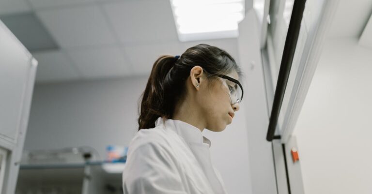 Cientista analisando gráficos de sucesso acadêmico em ambiente minimalista e iluminado