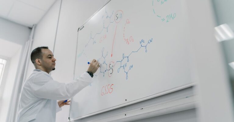 Estudante de doutorado confiante escrevendo relatório final com expressão focada