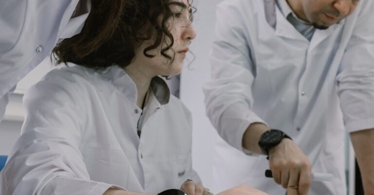 Pesquisador discutindo tese com orientador em reunião profissional minimalista