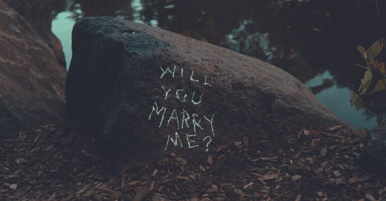 Pesquisador escrevendo proposta acadêmica em laptop com notas ao lado em setup clean