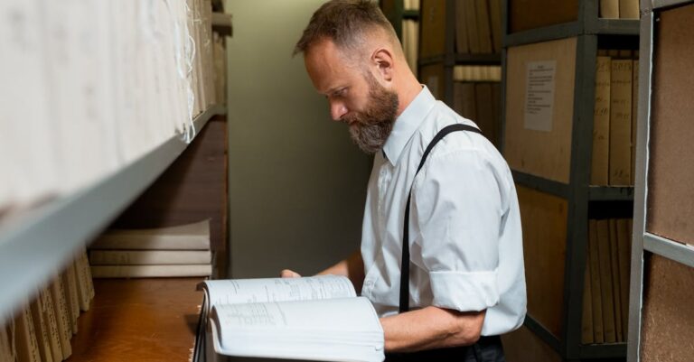 Pesquisador sério lendo documentos acadêmicos com foco intenso e fundo limpo