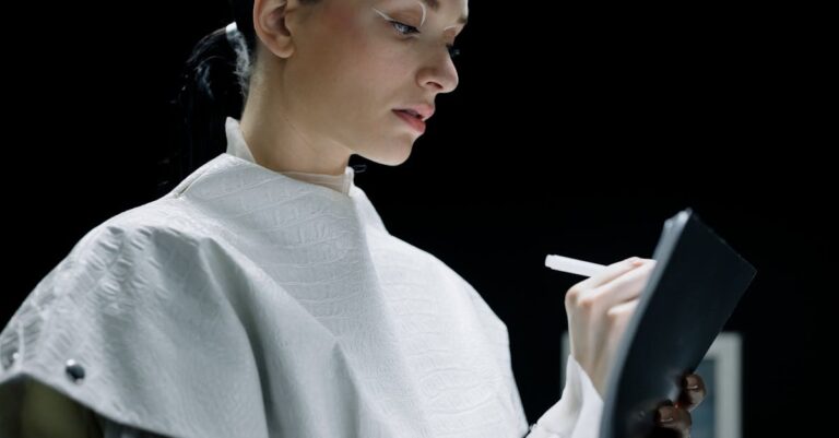 Pesquisador escrevendo declaração de problema de pesquisa em caderno com expressão concentrada e fundo limpo