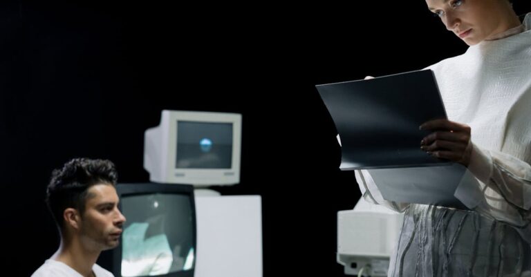 Cientista revisando anotações metodológicas em caderno em ambiente profissional claro