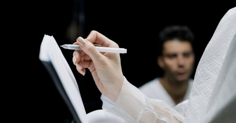 Cientista escrevendo notas de metodologia em notebook iluminado naturalmente