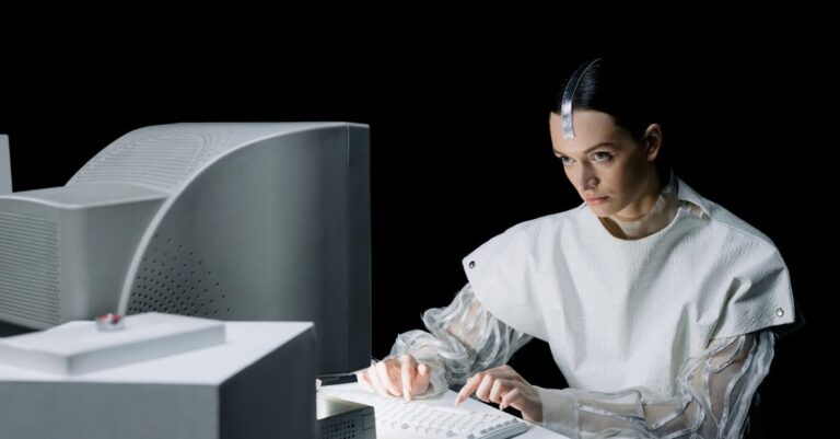 Cientista refinando palavras-chave em computador com tesauros abertos