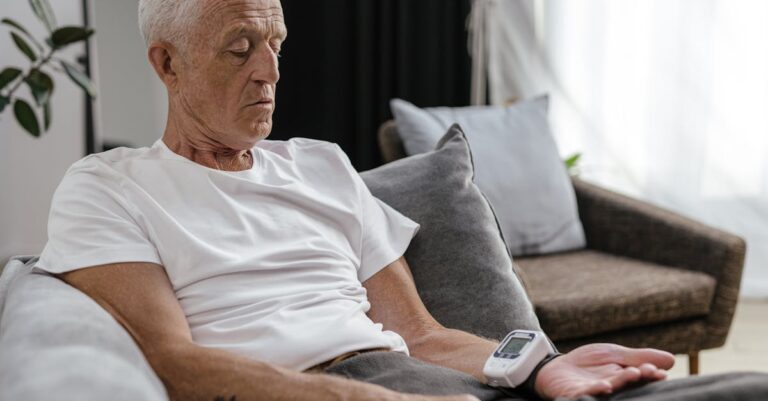 Pesquisador verificando pressupostos estatísticos em tela de computador com fórmulas minimalistas