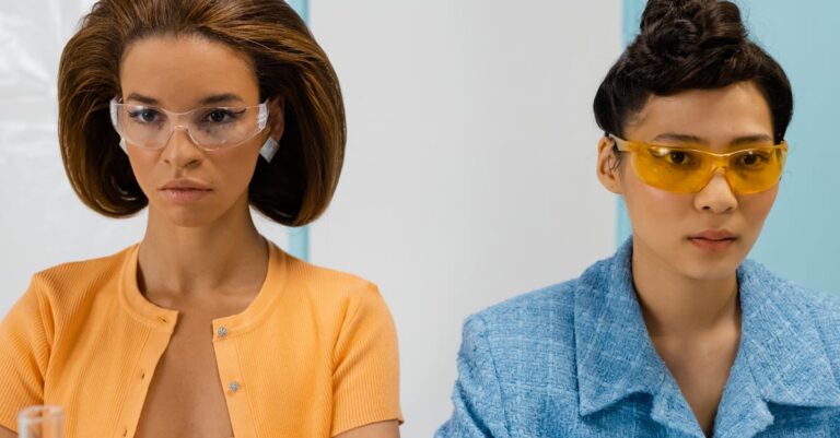 Pesquisador planejando estratégia acadêmica com notas e laptop em ambiente iluminado naturalmente