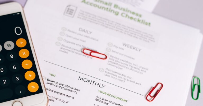 Pesquisador marcando checklist de passos em planner acadêmico, iluminação natural