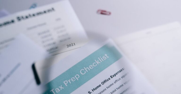 Pesquisador auditando checklist e documentos acadêmicos em mesa com foco e seriedade