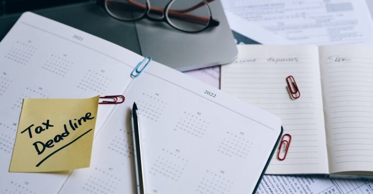 Pesquisador configurando lembretes no calendário digital em laptop com notas acadêmicas