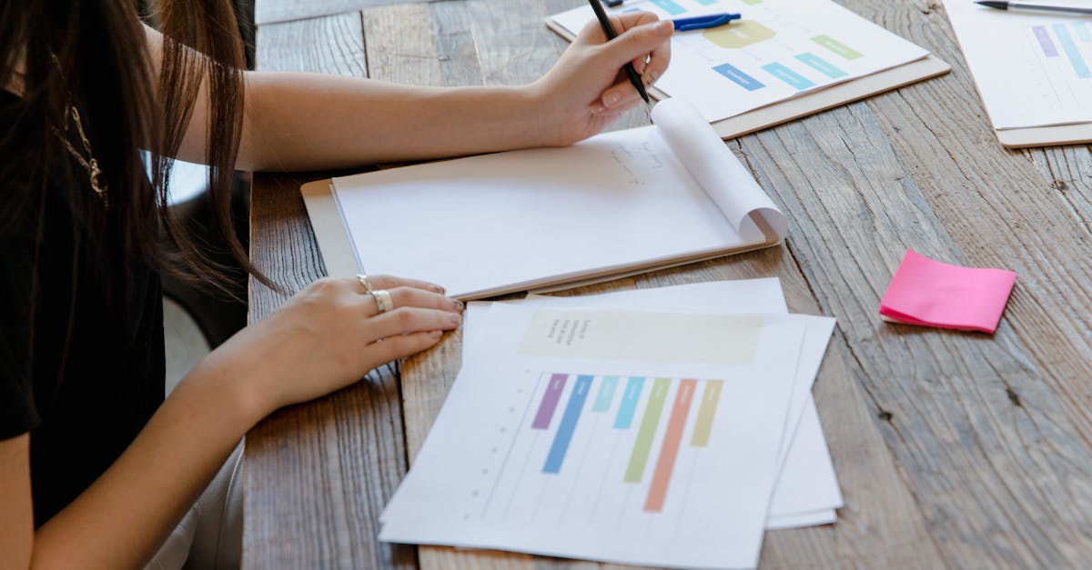 Pesquisadora em mesa limpa integrando gráficos quantitativos e anotações qualitativas com foco sério.