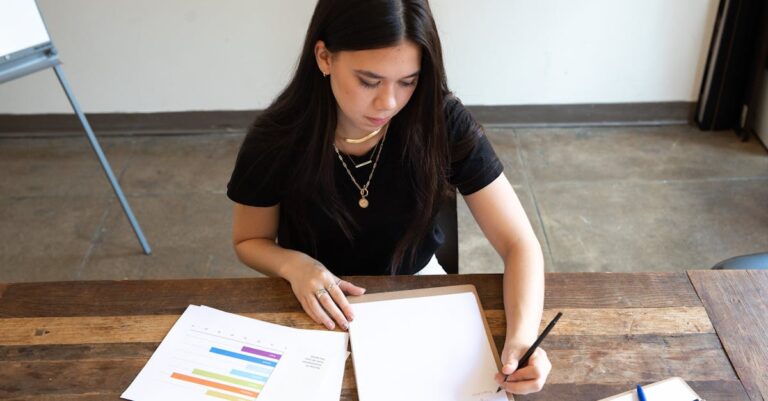 Pesquisador em mesa clara revisando artigos acadêmicos e gráficos de effect sizes com fundo minimalista