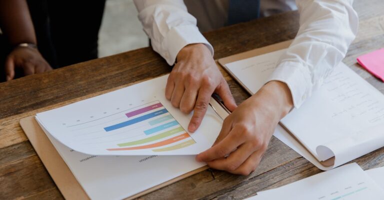 Acadêmico interpretando gráfico de resultados estatísticos com seriedade e fundo limpo