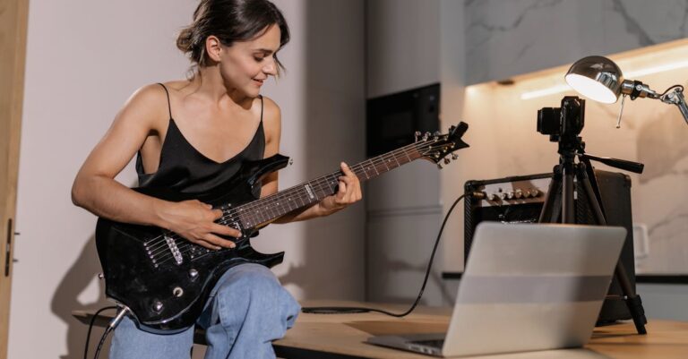 Pesquisador praticando apresentação oral em frente ao espelho com gravação