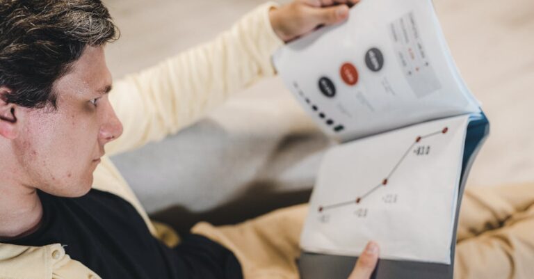 Acadêmico sério lendo relatório de avaliação com fundo limpo e luz natural