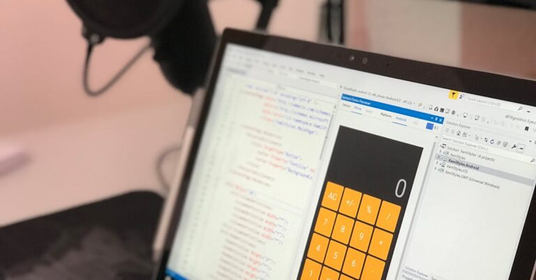 Estatisticista utilizando software de cálculo estatístico em computador com tela de gráficos visível