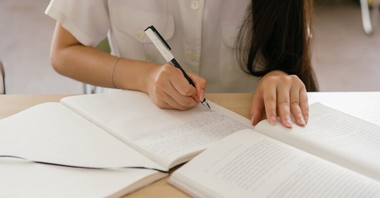 Estudante universitária revisando pilha de papéis acadêmicos em escritório claro