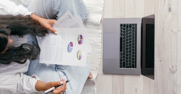 Estudante de doutorado trabalhando em análise estatística no laptop em ambiente de escritório minimalista