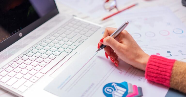 Pesquisador analisando planilha de filtragem de fontes acadêmicas em tela de laptop iluminada