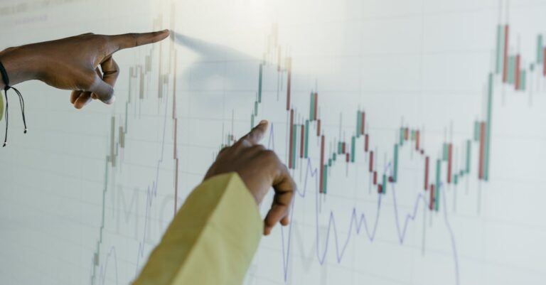 Estatístico interpretando gráficos em tela de computador com foco sério