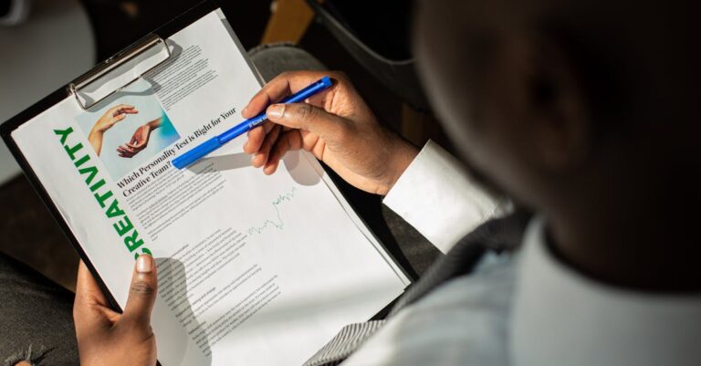 Pesquisador focado analisando documentos éticos e certificados em escritório limpo e iluminado