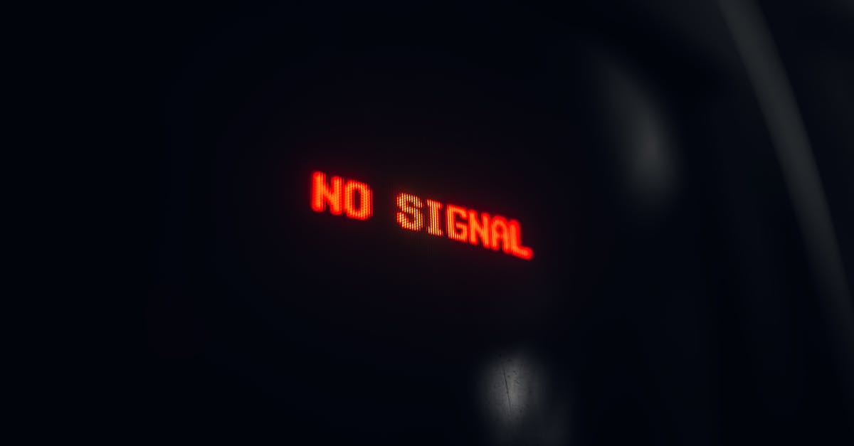 Pesquisador acadêmico revisando documento com marcações vermelhas de erros em fundo claro e minimalista