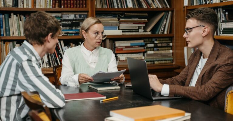 Jovem pesquisador discutindo com professor em ambiente acadêmico clean