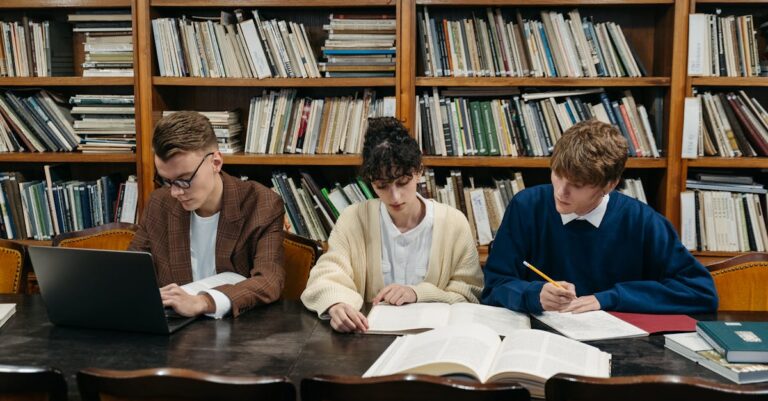 Pesquisador olhando para caderno com anotações de carreira acadêmica em ambiente iluminado naturalmente