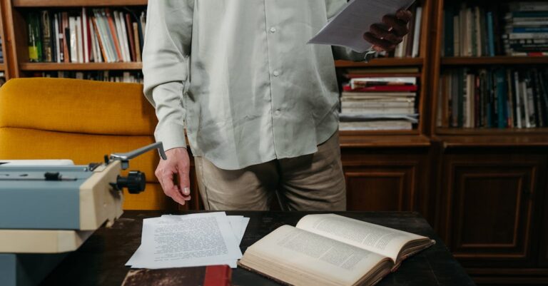 Estudante revisando livros de bibliografia acadêmica em mesa organizada