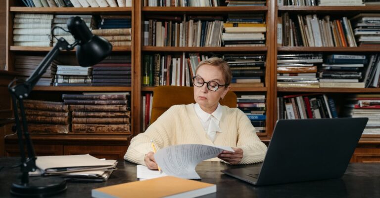 Pesquisador concentrado lendo documento acadêmico em ambiente minimalista com fundo limpo