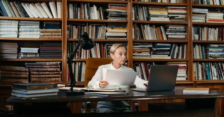 Mulher pesquisadora trabalhando em laptop em ambiente de escritório clean com foco sério