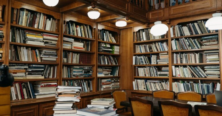 Pesquisador empilhando múltiplos artigos científicos sobre tese em mesa minimalista