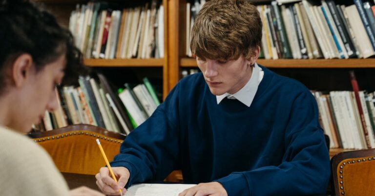 Pesquisador confiante escrevendo resumo final em setup clean e iluminado