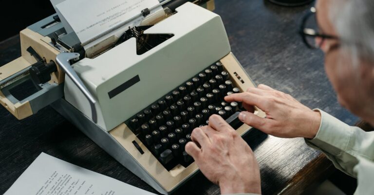 Mãos digitando e inserindo citações em processador de texto no computador com foco nítido