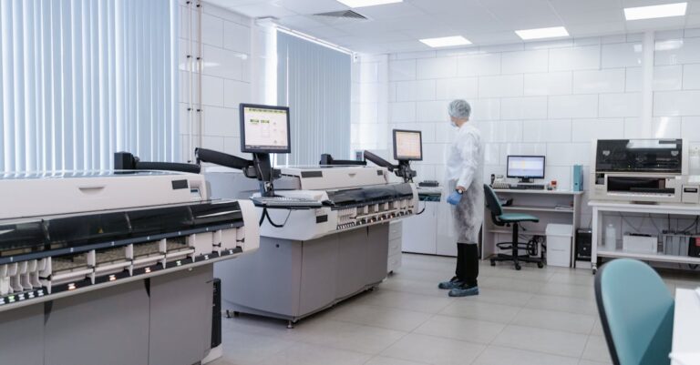 Pesquisadora analisando relatório em tela de computador em ambiente de escritório claro e minimalista