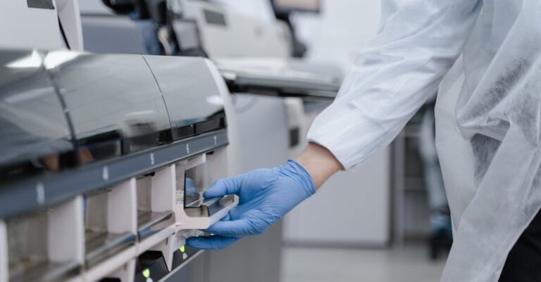 Pesquisador configurando script em notebook computacional para automação de análise de dados.