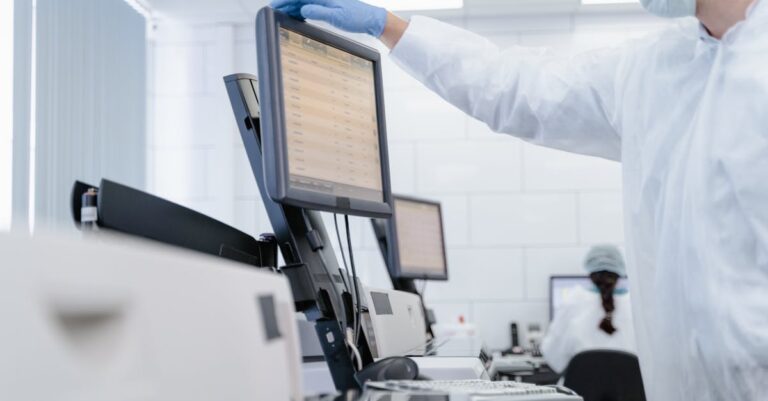 Pesquisador preparando e limpando dados longitudinais em planilha com concentração