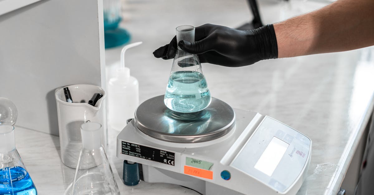 Pesquisador acadêmico equilibrando balança com documentos de pesquisa qualitativa em fundo limpo