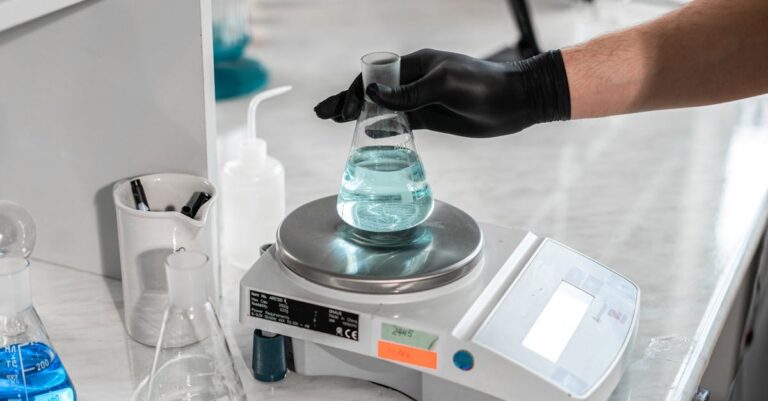 Pesquisador equilibrando prós e contras em notas acadêmicas sobre mesa clara