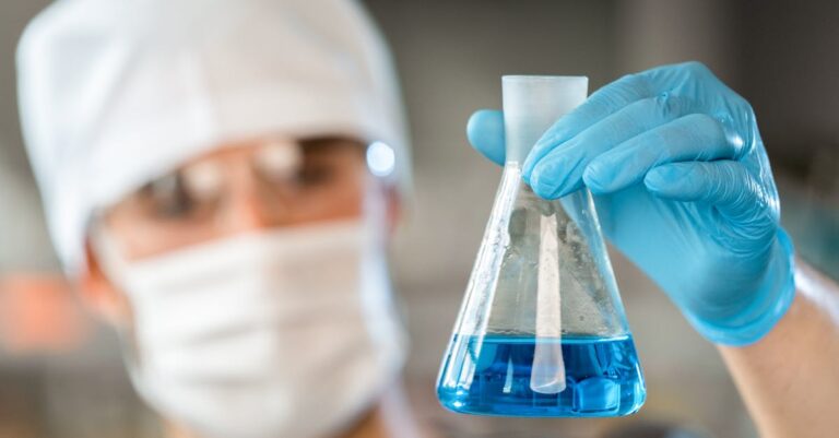 Pesquisador em escritório claro analisando notas metodológicas com expressão de descoberta, iluminação natural