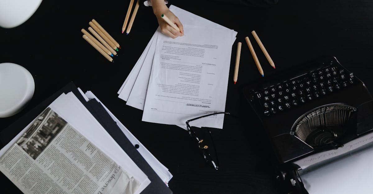 Pesquisador focado analisando documento de critérios de autoria em mesa clara com iluminação natural